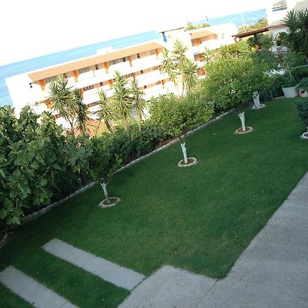 Makis Studios & Apartments Poros  Eksteriør billede