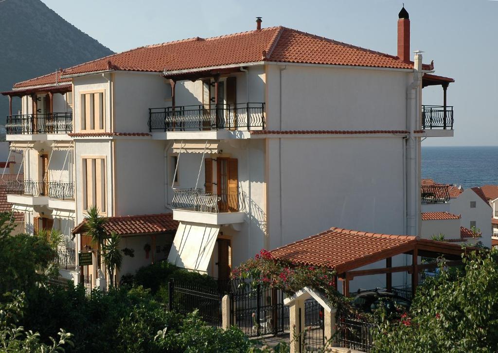 Makis Studios & Apartments Poros  Eksteriør billede